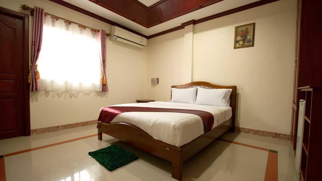 Bluebird Inn Pattaya Buitenkant foto