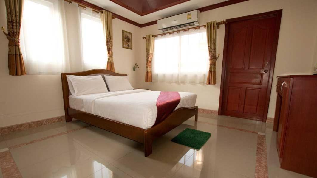 Bluebird Inn Pattaya Buitenkant foto