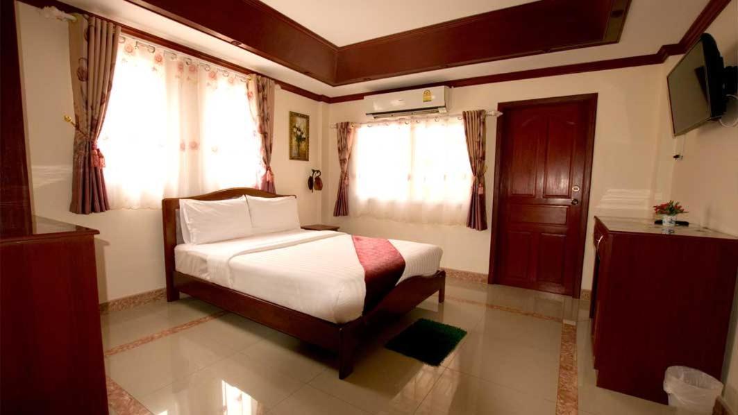 Bluebird Inn Pattaya Buitenkant foto